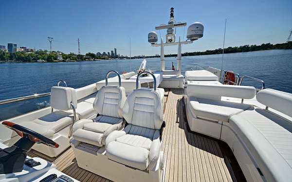 Аренда моторной яхты Fairline Squadron 74 в Москве - флайбридж